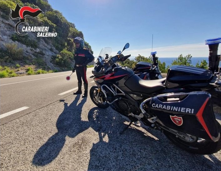 Furore, minaccia il padre con un rasoio per ottenere denaro