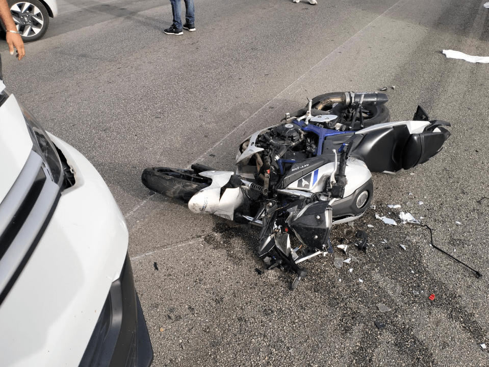 Battipaglia, furgone gli taglia la strada: 32enne in prognosi riservata