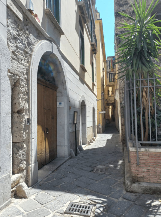 Salerno, lo “spazio aperto” di Palazzo Fruscione è sempre sbarrato