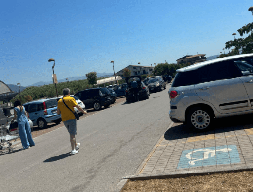 Eboli, lascia il figlio in auto: salvato da vigilantes e passanti