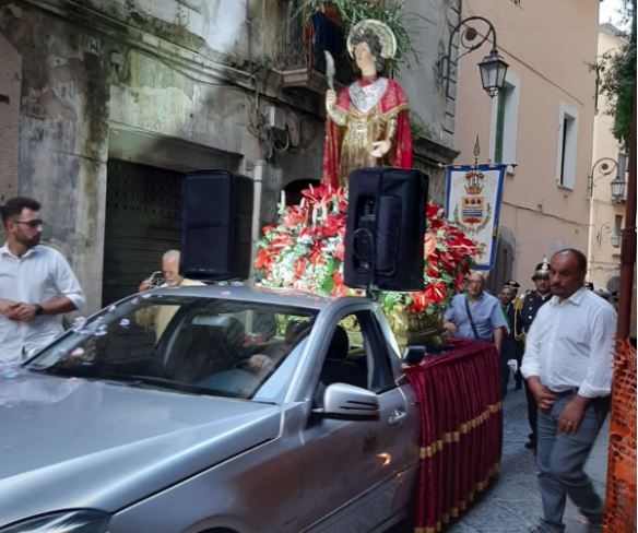Eboli, sorpresa alla processione: San Vito sul carro funebre