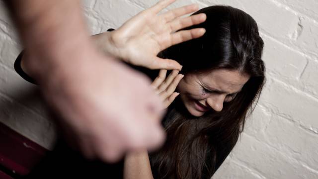 Eboli, picchia la ex incinta: allontanato