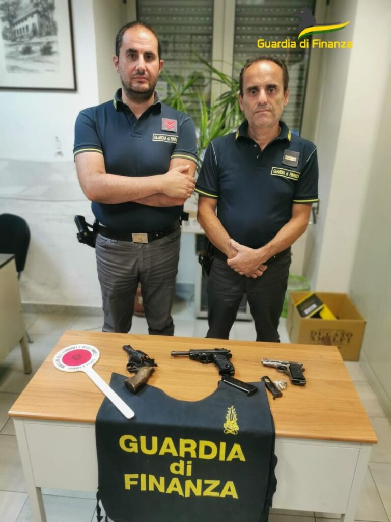 Gdf recupera in un tombino 3 pistole e 23 proiettili