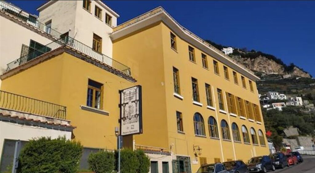 Venditore ambulante si sdraia in strada per protesta: traffico in tilt ad Amalfi