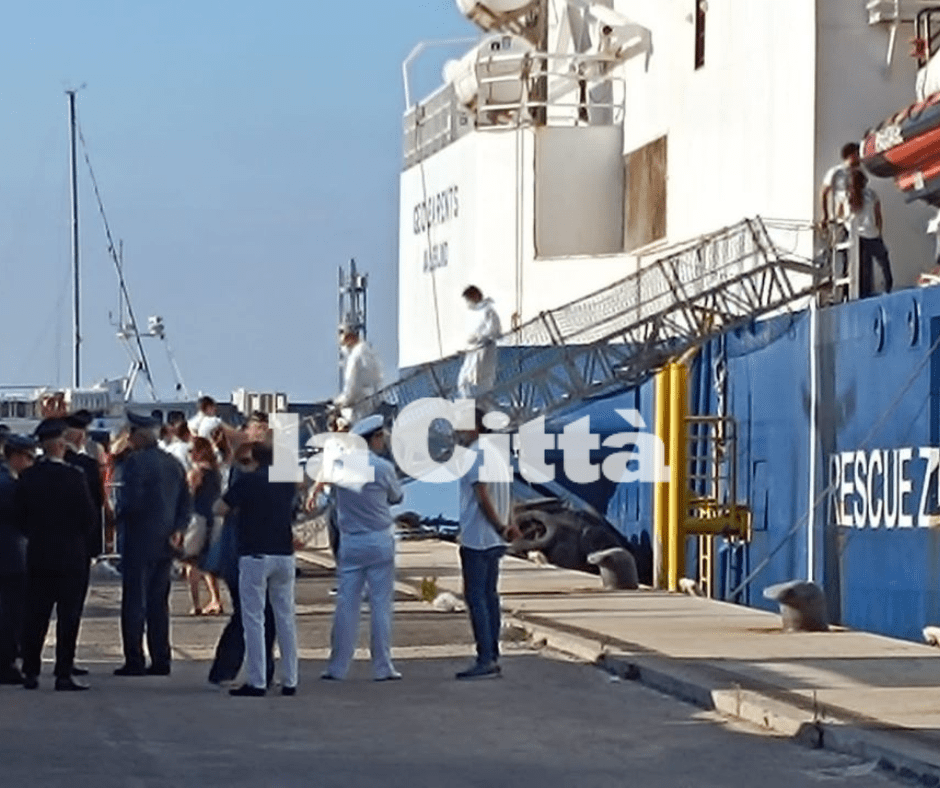 Salerno, dalla Geo Barents sbarcati 99 migranti