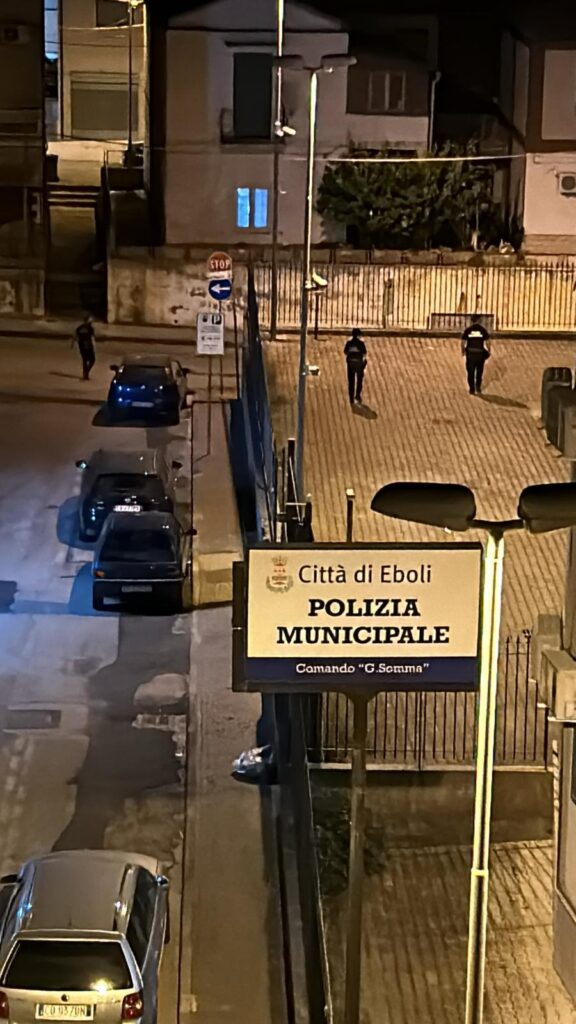 Eboli, aggredisce passanti e danneggia auto: tso per 37enne