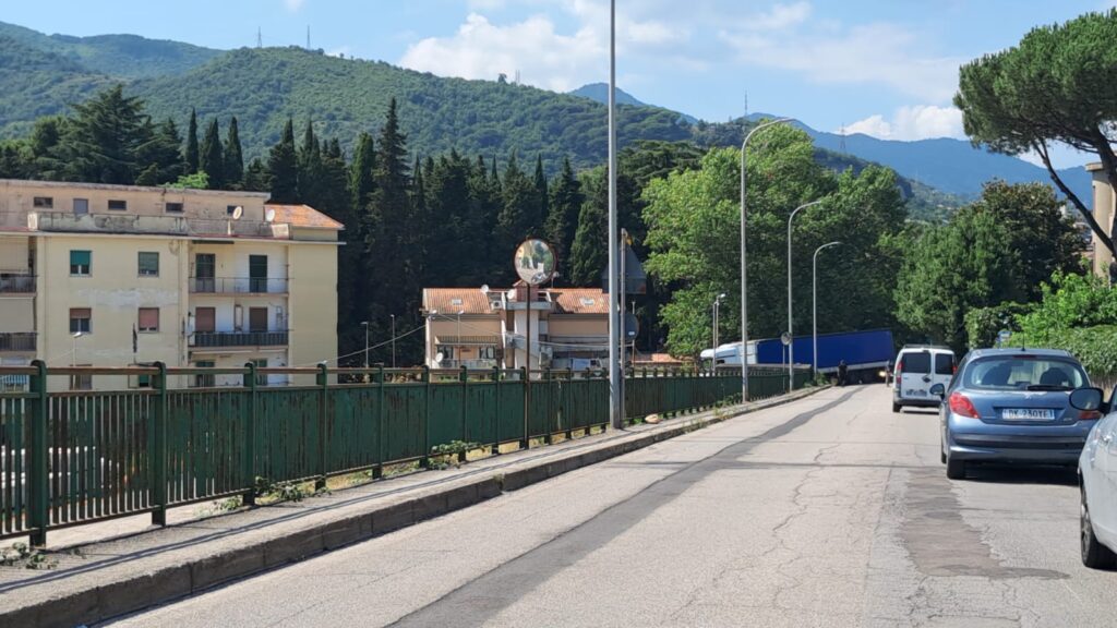 Salerno, autotreno manda in tilt il traffico tra Fratte e Matierno
