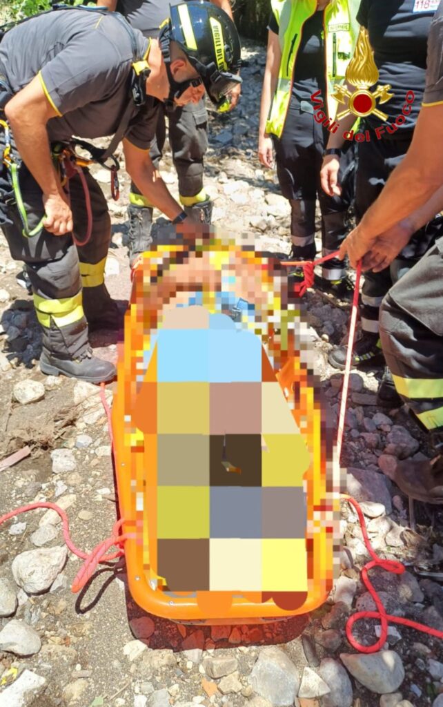 Cava de’ Tirreni, si ribalta con il trattore e precipita in un dirupo