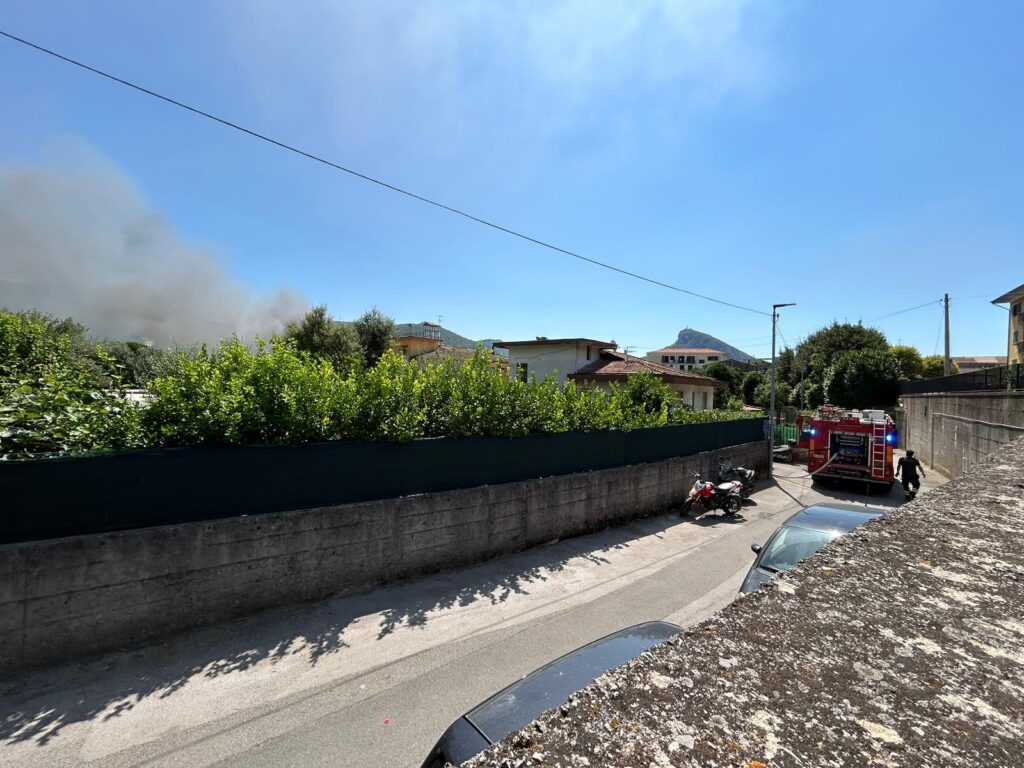 Cava de’ Tirreni, a fuoco capannone con mezzi agricoli