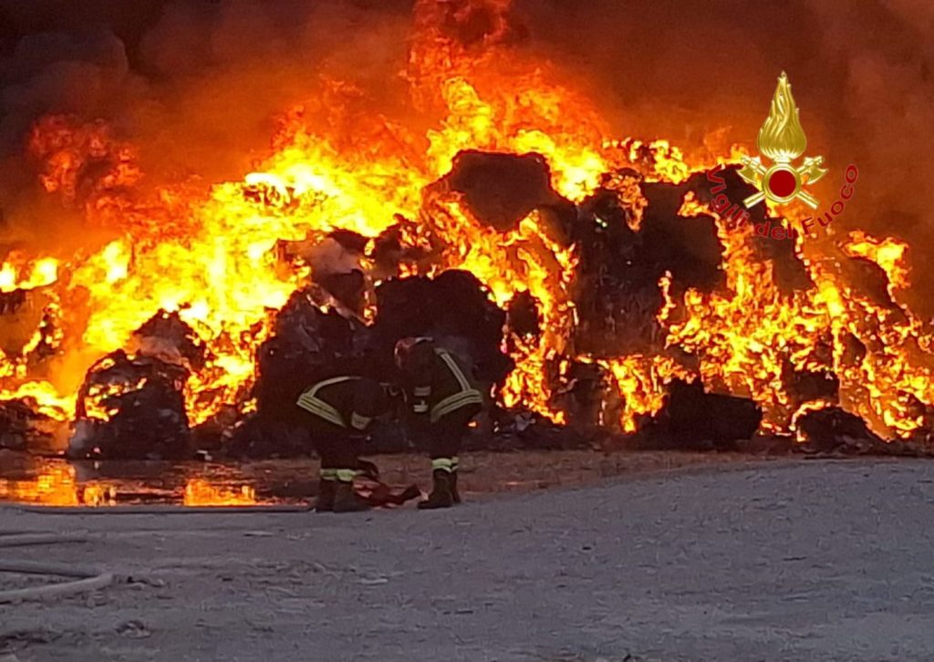 Incendio a Persano, in fiamme le ecoballe con i rifiuti