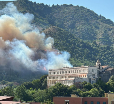 Baronissi, grosso incendio a Nuova Irno