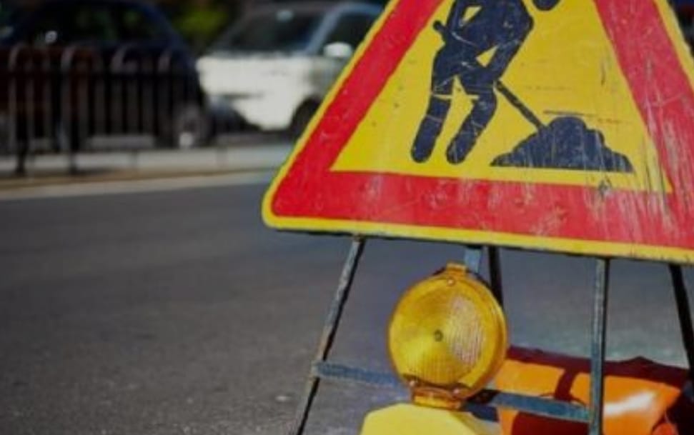 Caos traffico, ora l’asfalto si rifà di notte