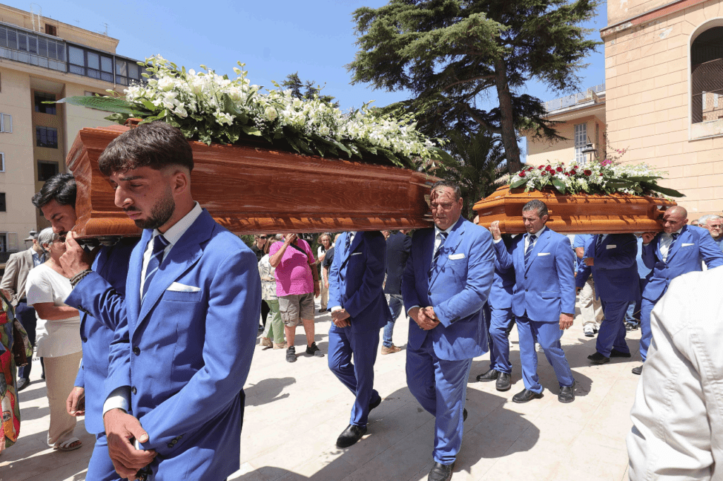 Salerno dice addio a Mario e Wilma: «Santi della porta accanto»