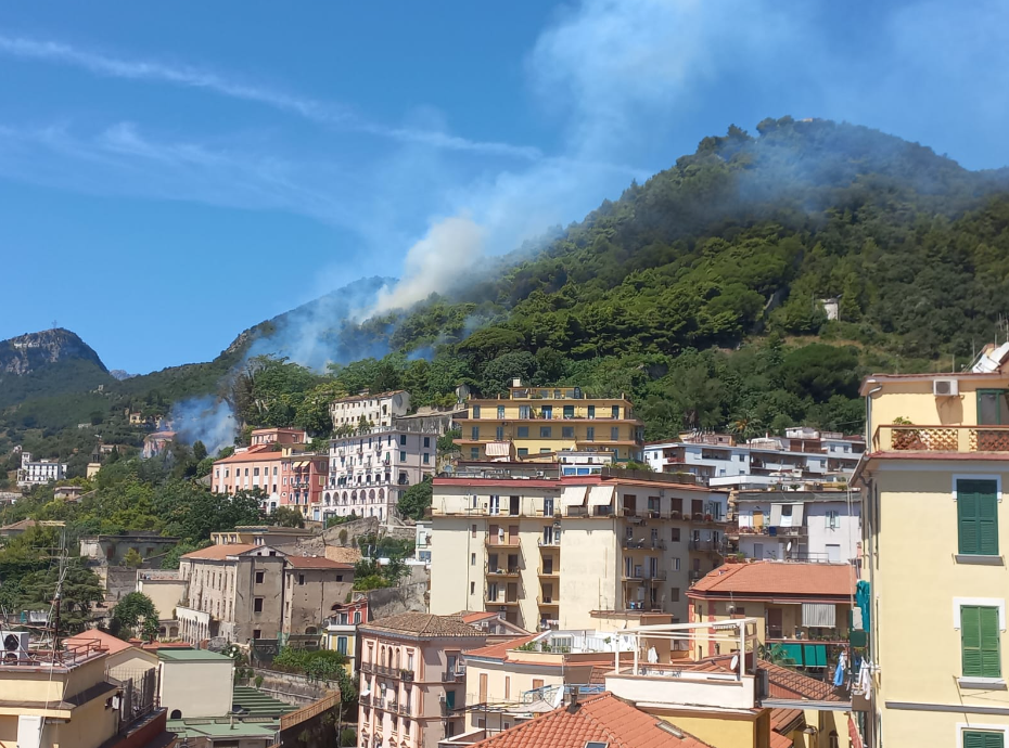 Salerno, altro incendio sulla collina dell’Arechi