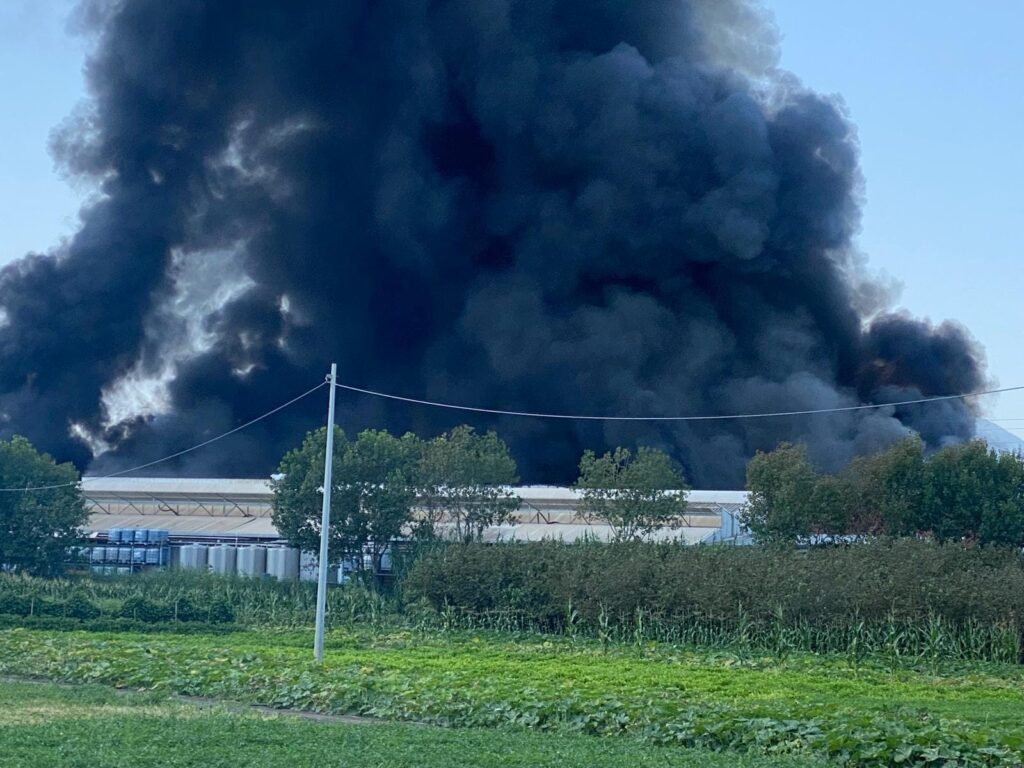 Maxi incendio a Striano, a fuoco azienda dolciaria