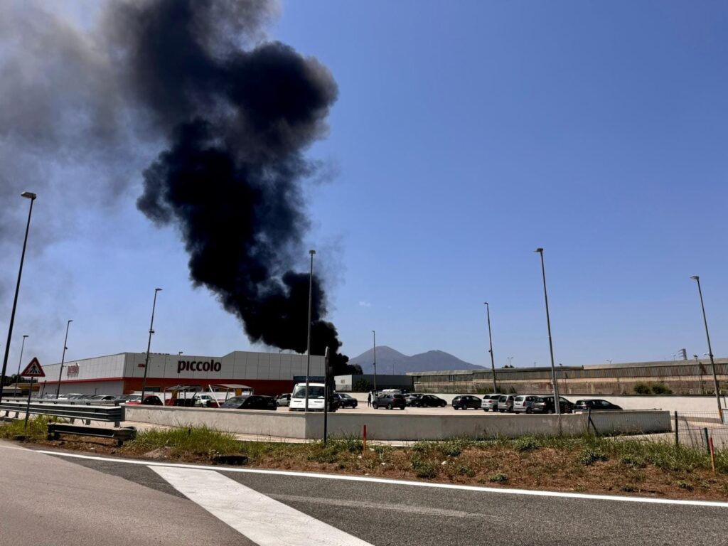 Azienda in fiamme a Striano, allarme anche a Sarno