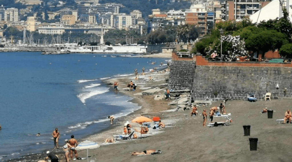 Spiagge libere a Salerno, solo servizi “low cost”