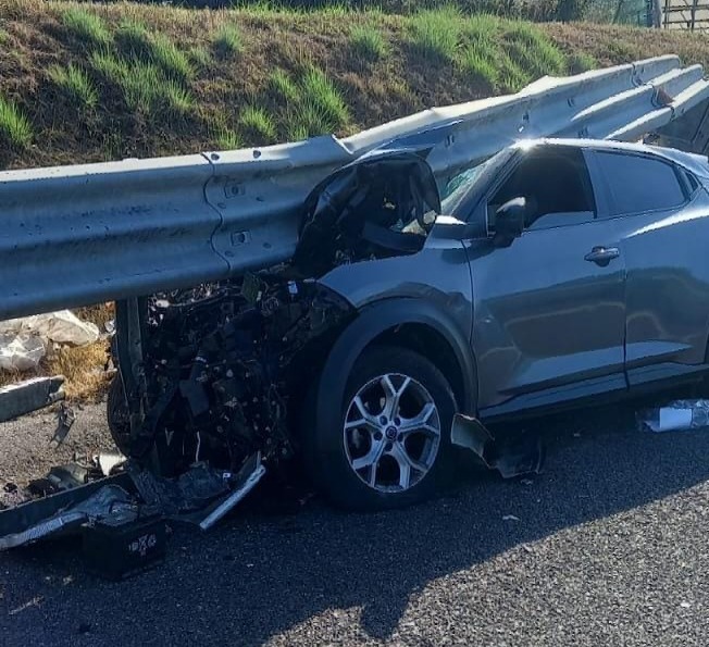 Pontecagnano, incidente sull’Autostrada A2: auto contro guardrail