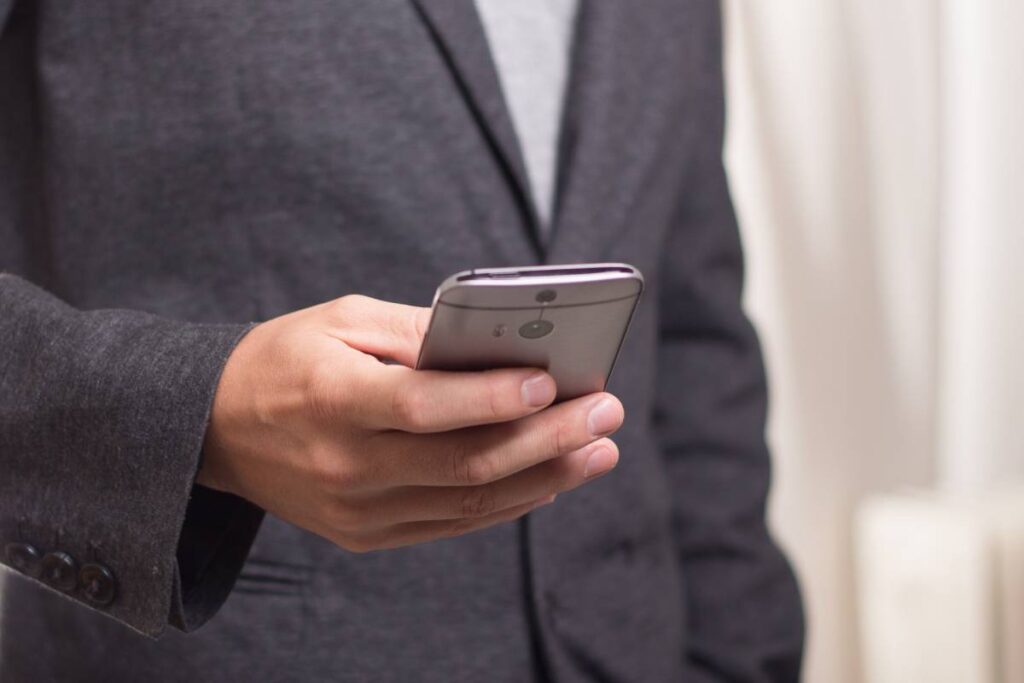 Sassano, sms truffa: gli sottraggono 7mila euro