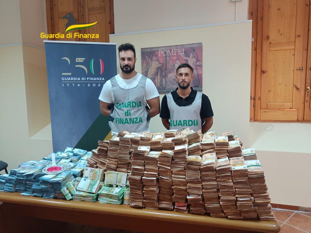 Medico nasconde in casa 8 milioni di euro in contanti