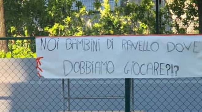 Bimbi in piazza col pallone: lo scontro diventa politico a Ravello