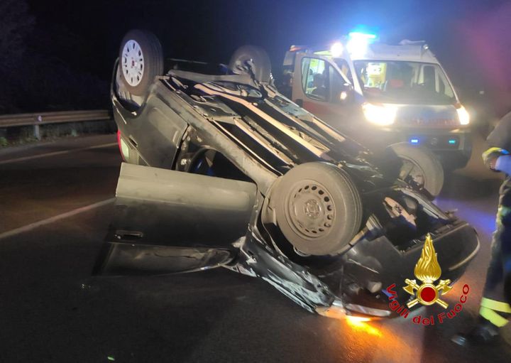 Omignano, auto si ribalta sulla Statale 18