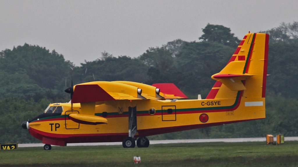 Sala Consilina, due canadair e un elicottero in azione