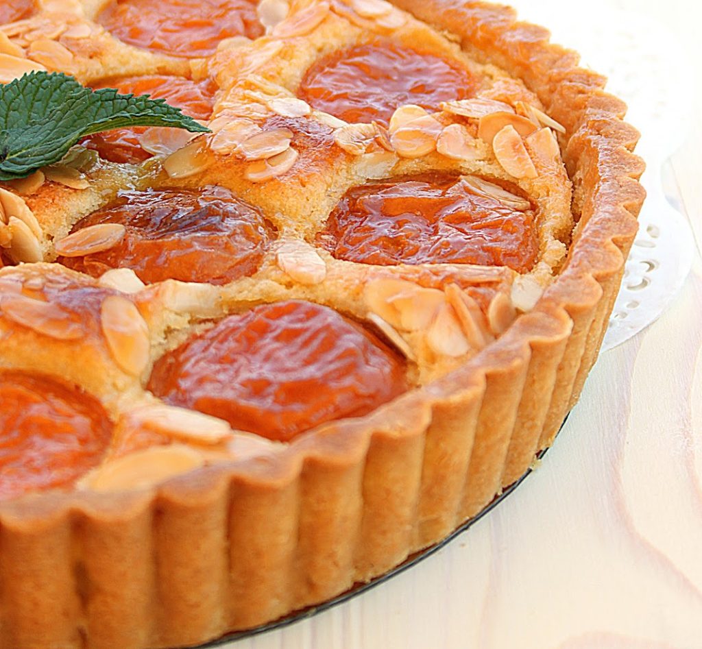 Crostata frangipane con albicocche e pistacchi