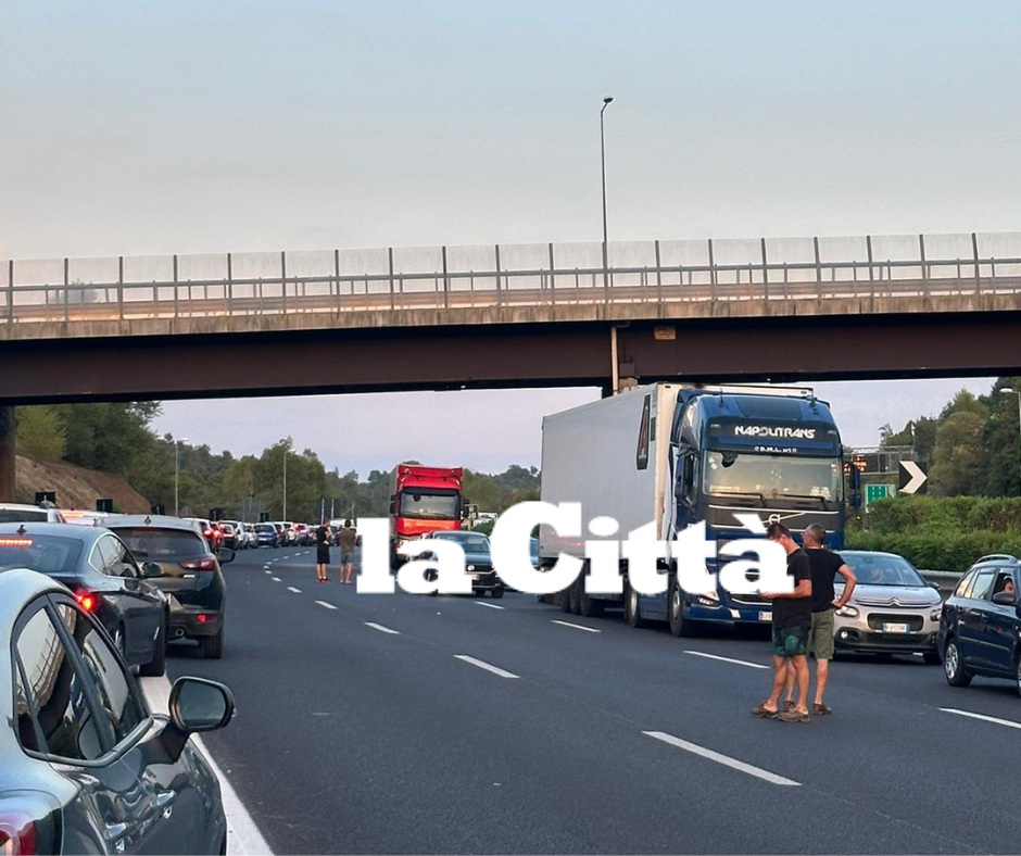 Incidente mortale sull’autostrada del Mediterraneo: perde la vita un centauro