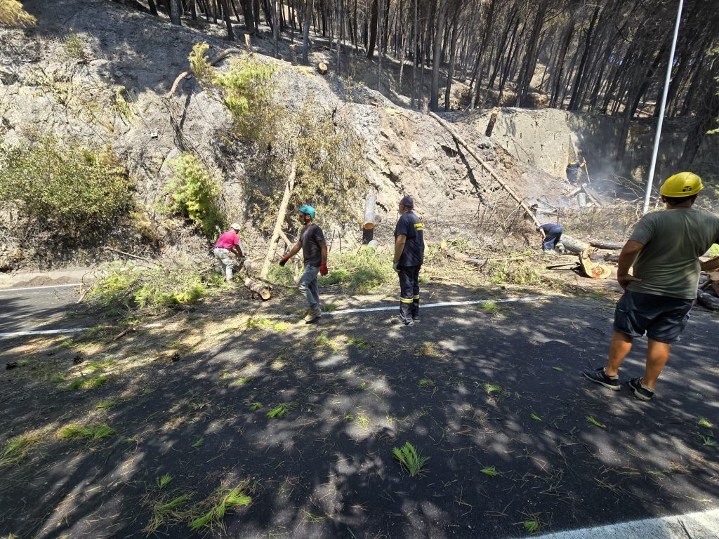 Incendio a Salerno, operai a lavoro per la bonifica delle strade