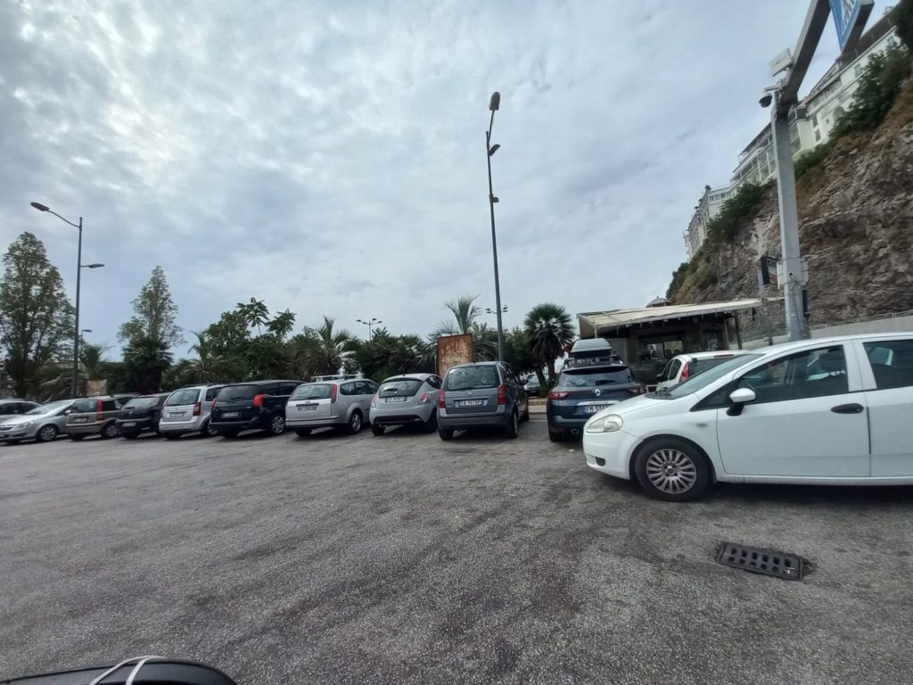 Parcheggiatori abusivi a Salerno, spunta la “tariffa festiva”