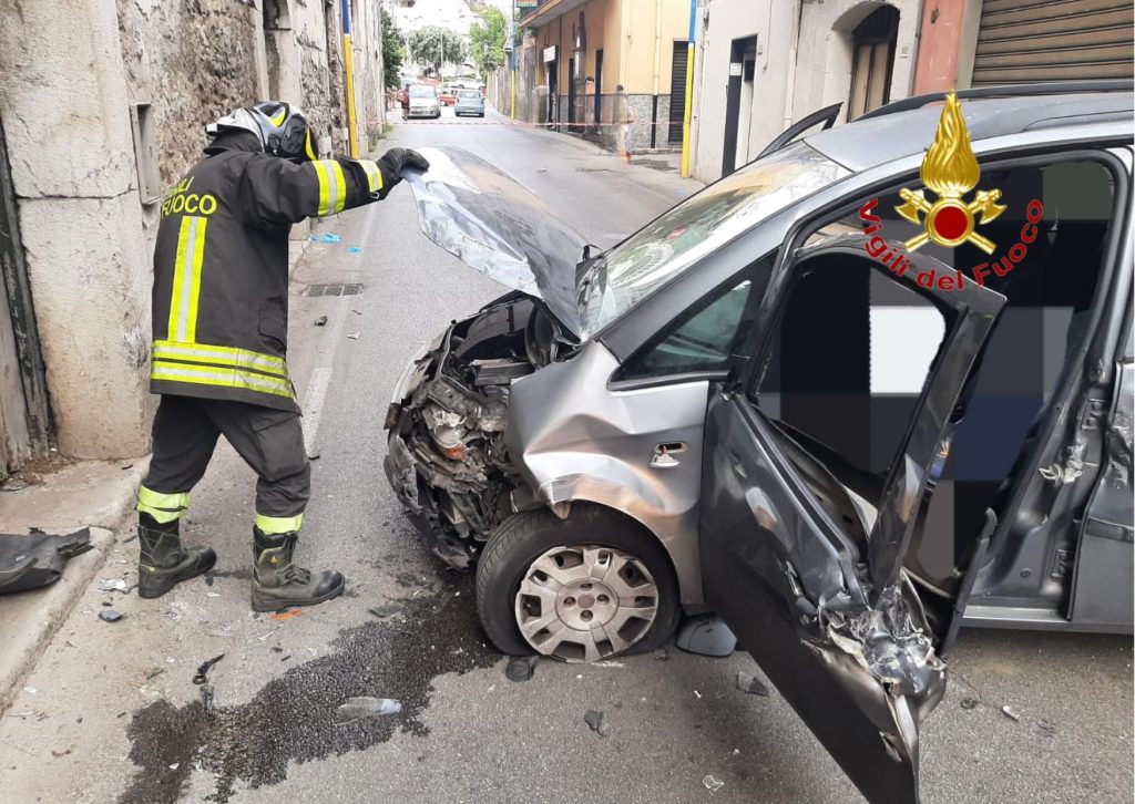 Nocera Superiore, con l’auto contro un muro: muore 55enne