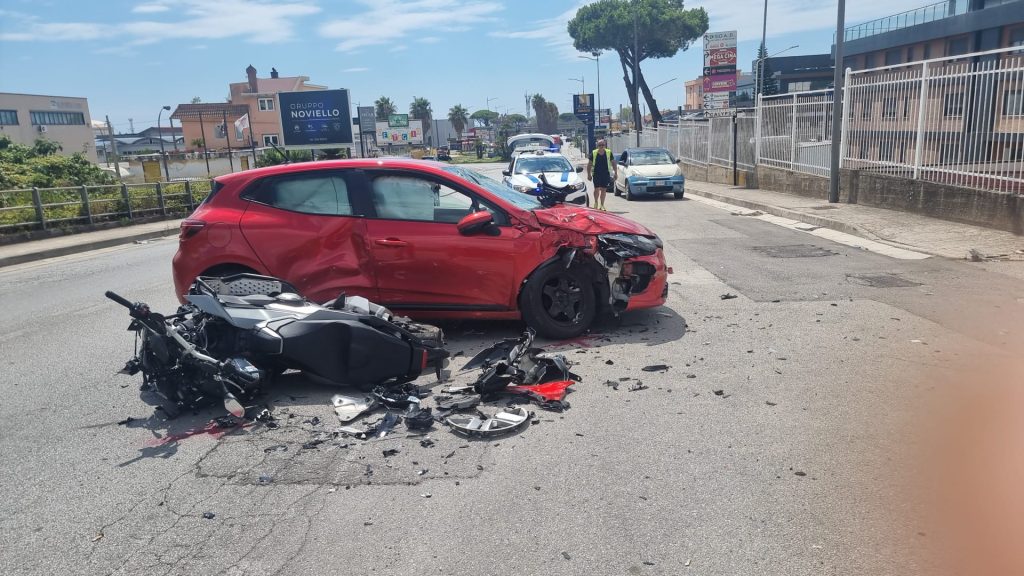 Salerno, auto contro moto nella zona industriale: due feriti