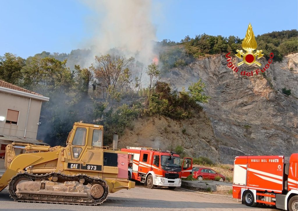 Pellezzano, incendio all’interno di una cava