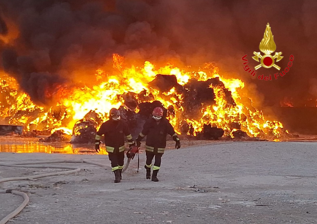 Rifiuti incendiati a Persano, sopralluogo della Ecomafie