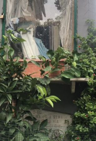 Edicola votiva sulla proprietà: donna la distrugge a Cava de’ Tirreni