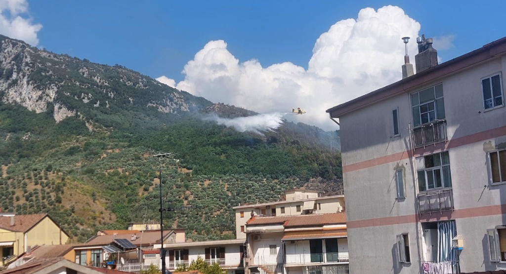 Giffoni Valle Piana, fiamme a ridosso delle case