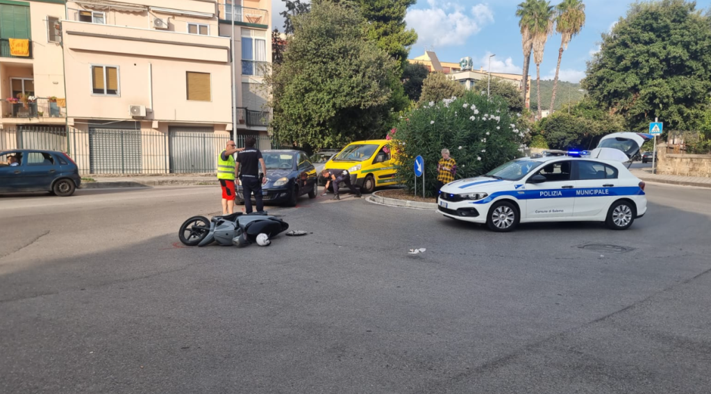 Schianto auto-motorino a Salerno, giovani feriti