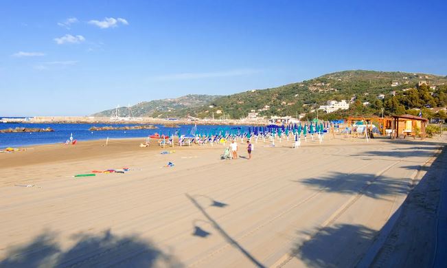 Casal Velino, lite a colpi di bottiglie di vetro: due feriti