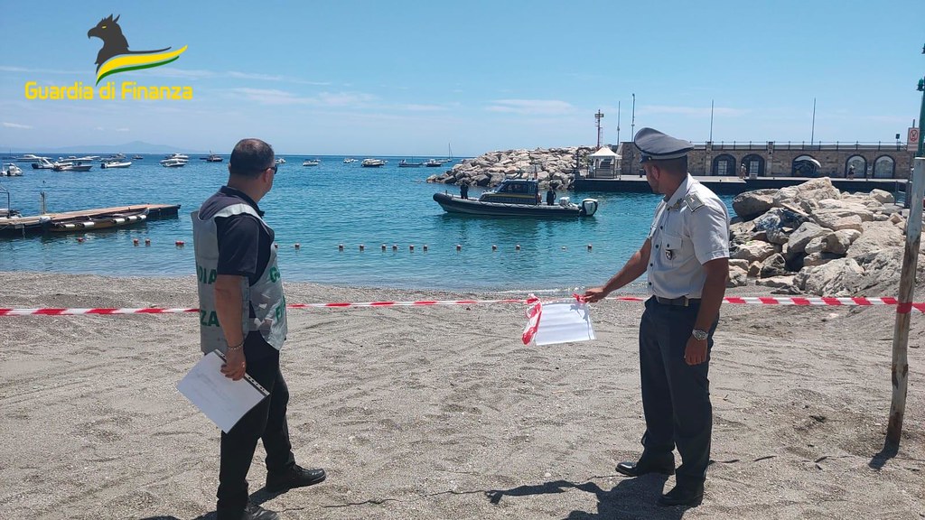 Salerno, occupazioni abusive sui lidi: sequestri e denunce