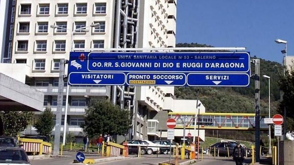Dipendente del “Ruggi” in malattia, sorpreso a lavorare con il 118