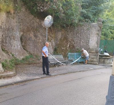 Cava de’ Tirreni, parete rocciosa si sgretola: paura per due anziani