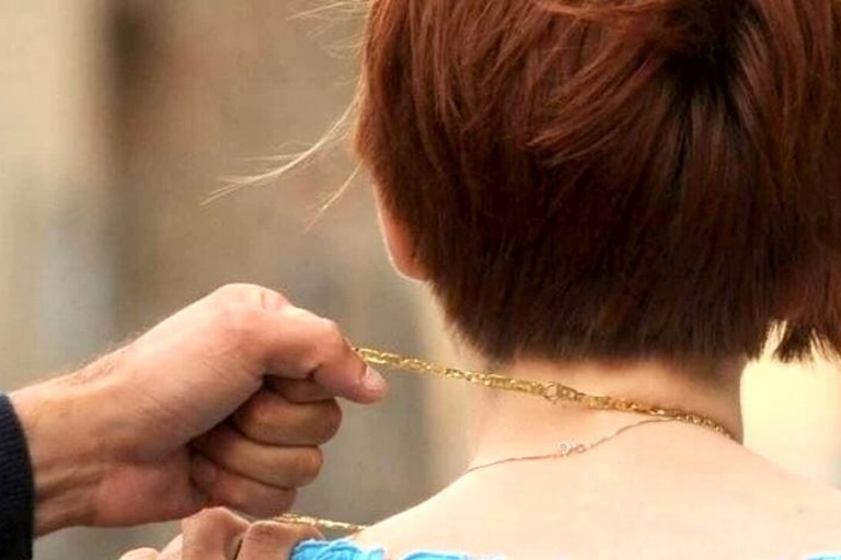 Eboli, donna scippata per strada