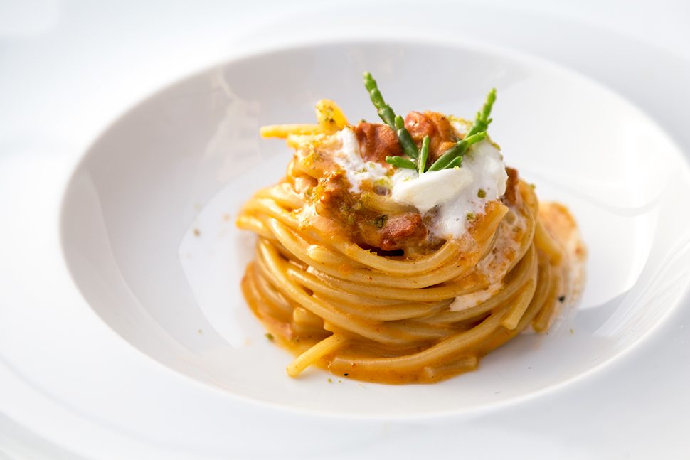 spaghettone-J-MOMO-con-carbonara-di-mare