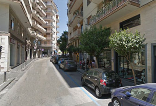 Salerno, presa a martellate la vetrata di un parrucchiere