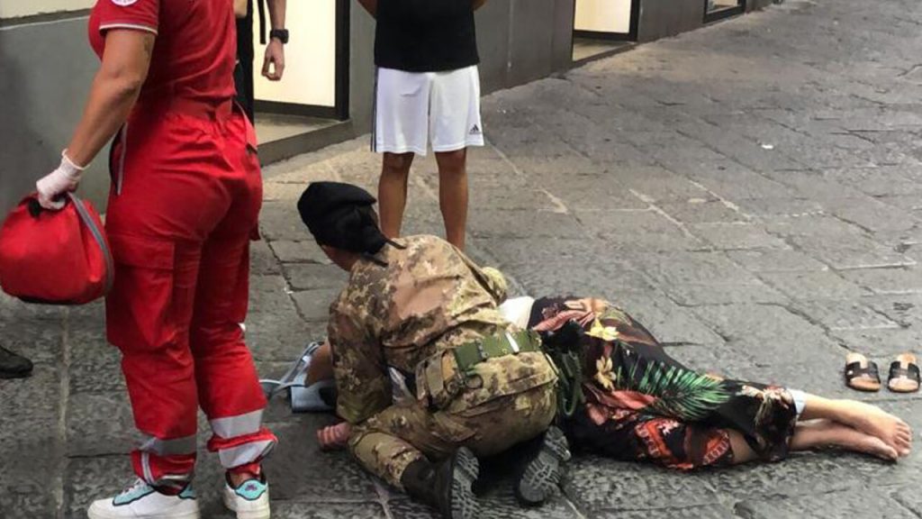 Salerno, donna perde i sensi: salvata dai militari