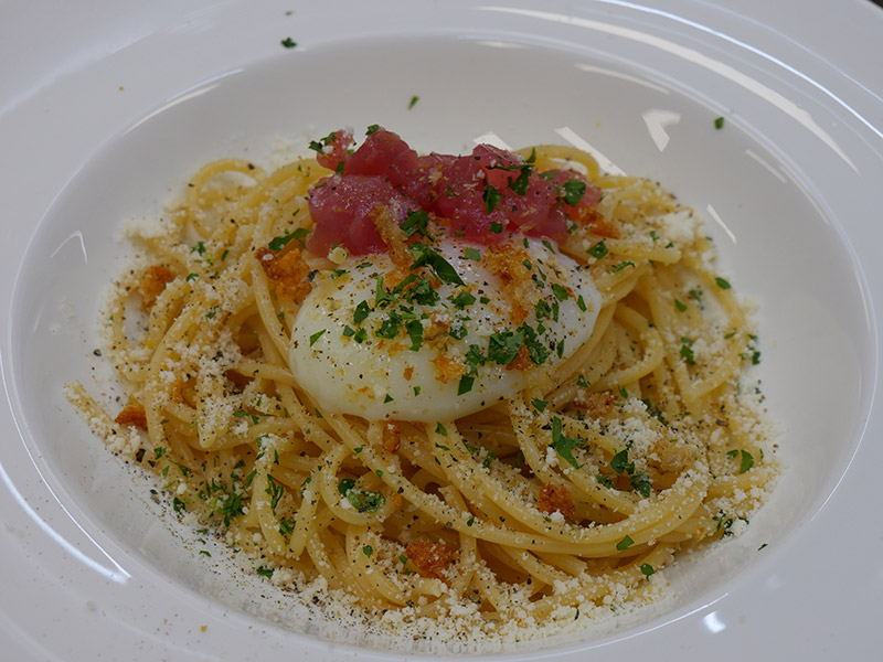 Linguine alla carbonara di asparagi e tartare di tonno