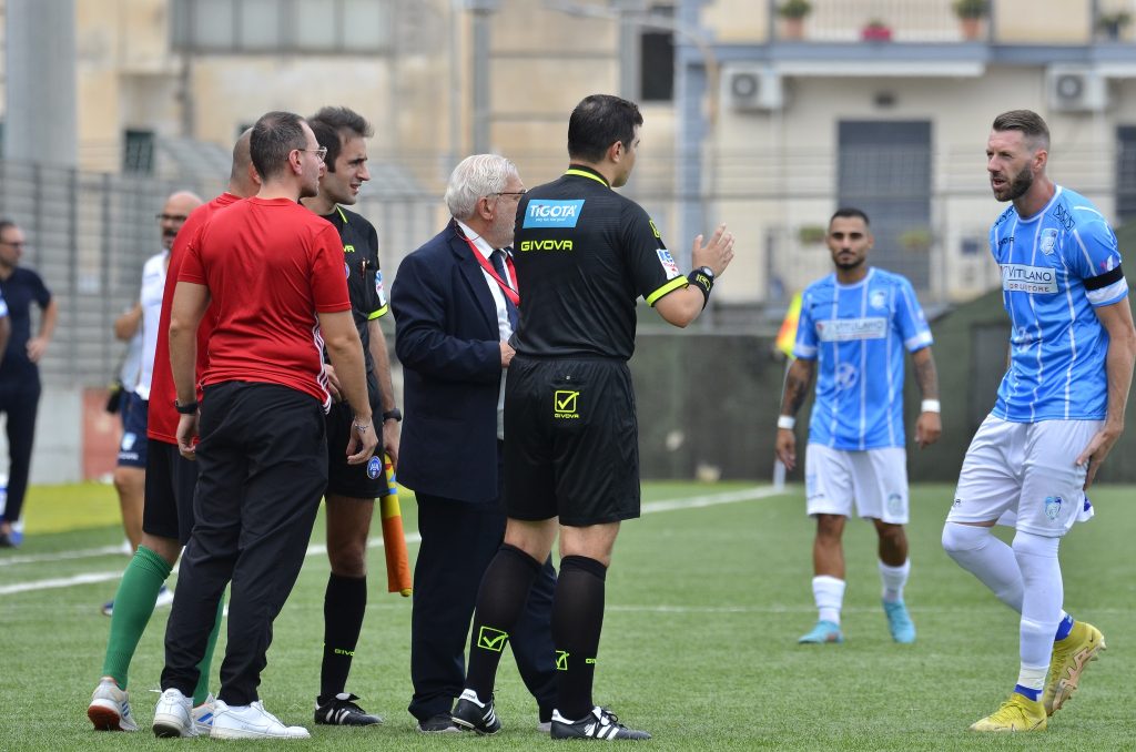 Angri-Manfredonia, partita sospesa per infortunio all’arbitro