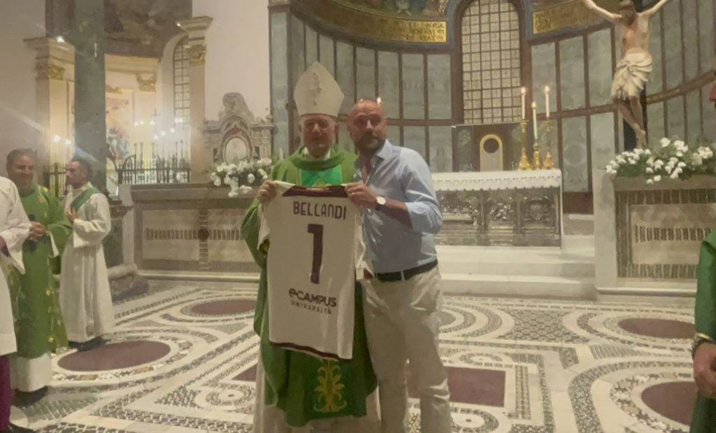Salernitana, l’abbraccio dei tifosi a Petrachi e Re Martu