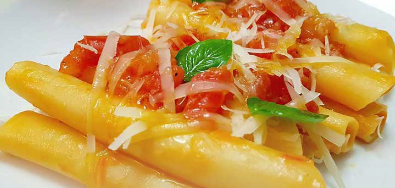 Ziti spezzati con pomodoro di Sorrento, provolone del Monaco e basilico